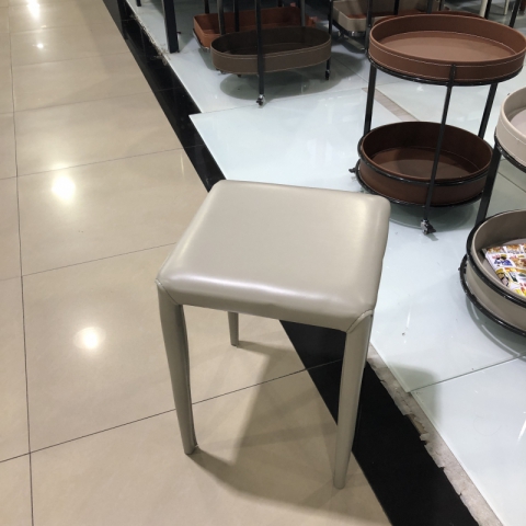 勝芳餐椅批發 勝芳休閑凳批發 勝芳馬鞍皮凳子批發 多色可選 意式極簡凳子 套凳 家用餐凳 設計師凳子 工業風椅子 馬鞍椅 金一帆家具 金一帆馬鞍椅