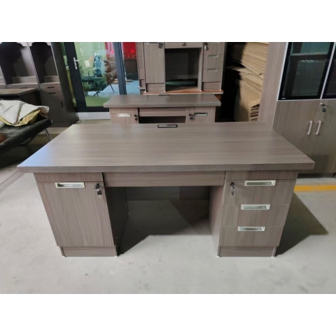 勝芳辦公桌批發(fā) 寫字臺(tái) 三連鎖1米1.2米1.4米 電腦臺(tái) 電腦臺(tái)式桌 家用桌子 帶抽屜辦公桌 書房桌子 臥室書桌簡(jiǎn)約學(xué)習(xí)桌 一體寫字桌 簡(jiǎn)易辦公桌 滕之達(dá)家具