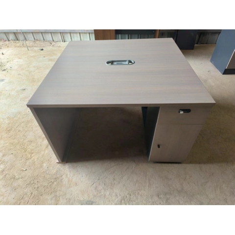 辦公桌批發(fā) 員工辦公桌職員 辦公桌 簡約現代組合鋼架 辦公室桌子 高檔辦公桌工位 辦公家具 冠城家具