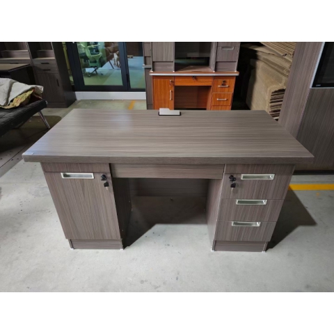 勝芳辦公桌批發(fā) 寫字臺 三連鎖1米1.2米1.4米 電腦臺 電腦臺式桌 家用桌子 帶抽屜辦公桌 書房桌子 臥室書桌簡約學(xué)習(xí)桌 一體寫字桌 簡易辦公桌 滕之達(dá)家具